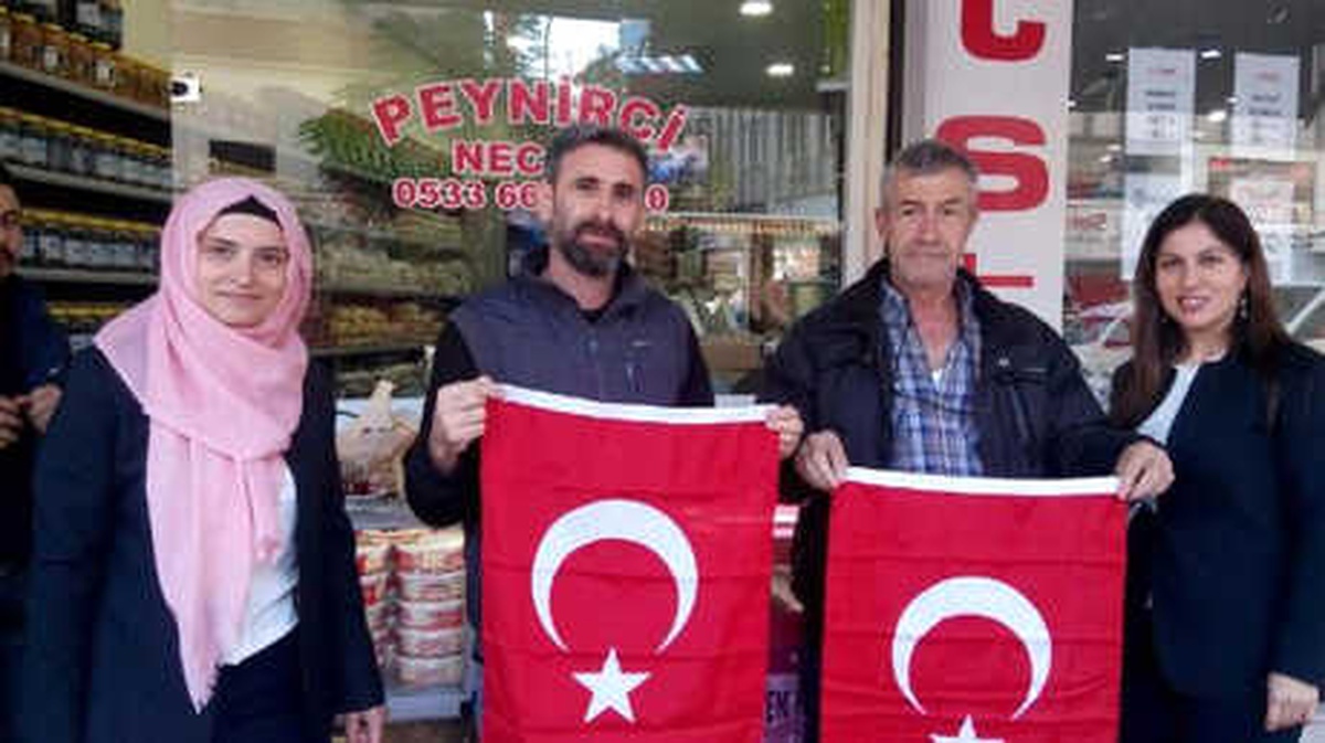 Balıkesir Esnafına 10 Bin Türk Bayrağı Dağıtıldı