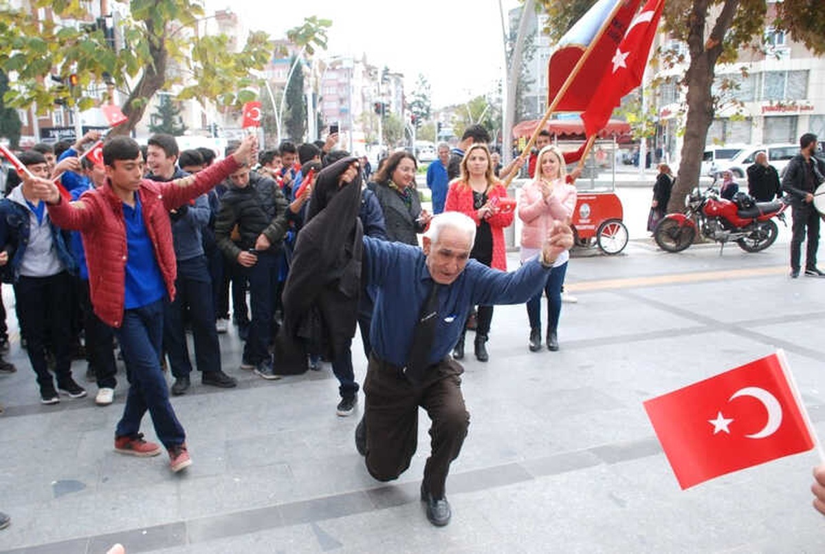 Davullu-zurnalı Cumhuriyet Bayramı Kutlaması