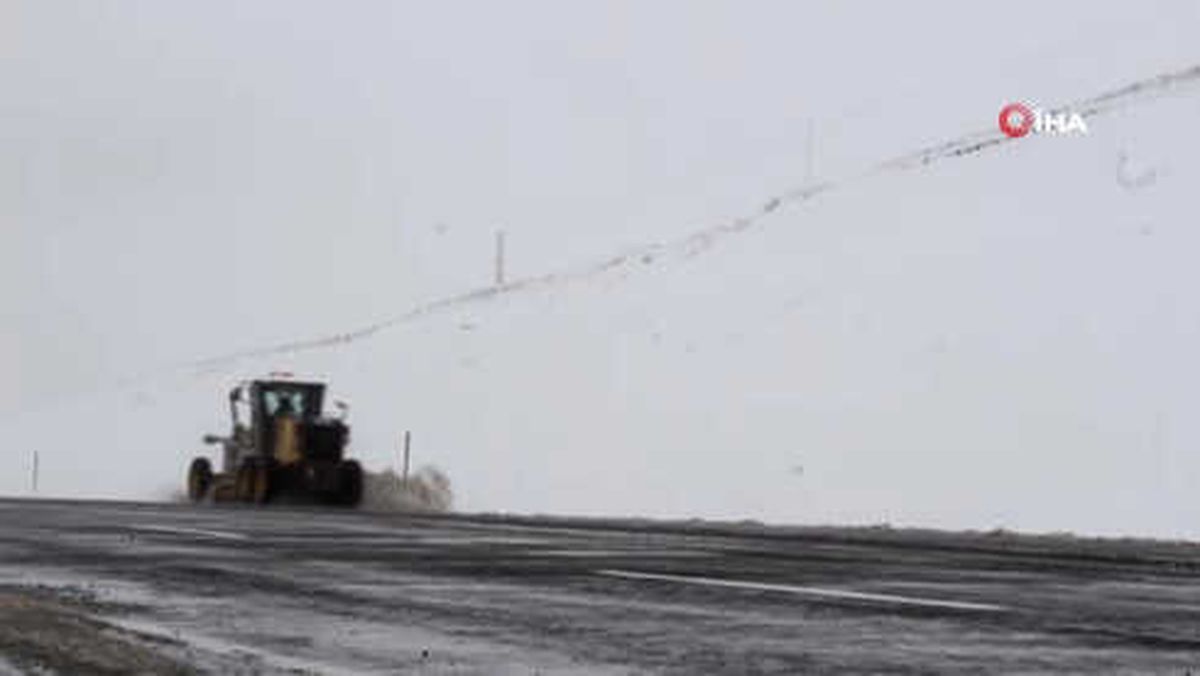 Doğu\'da Kar Esareti Başladı... Yollar Ulaşıma Kapandı, Vatandaşlar Mahsur Kaldı