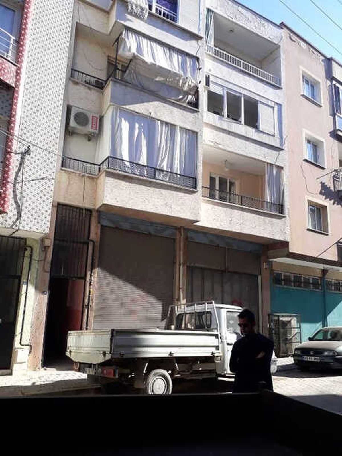 Evinde Kendini Astı
