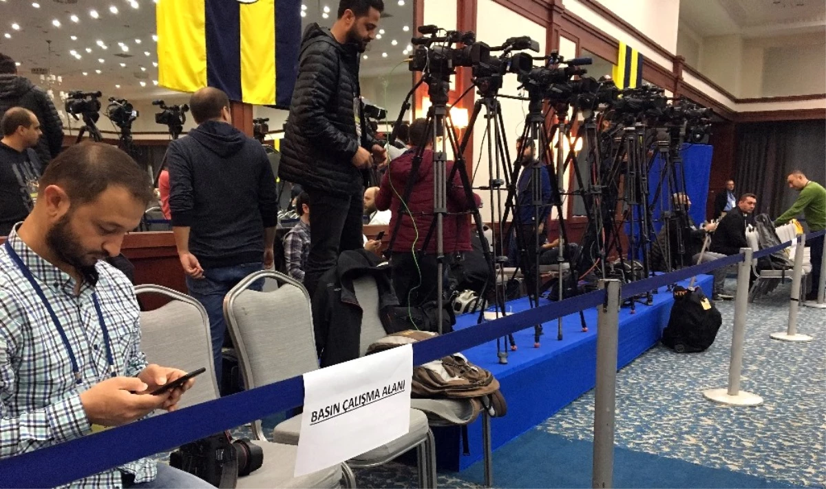 Fenerbahçe Divan Kurulu\'nda Basın Mensuplarına Dar Alan
