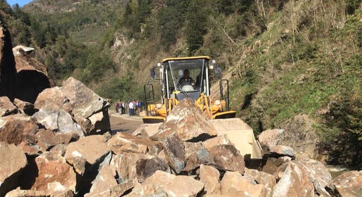 Giresun\'da Heyelan Sonrası Kapanan Yolda Temizleme Çalışmaları Devam Ediyor