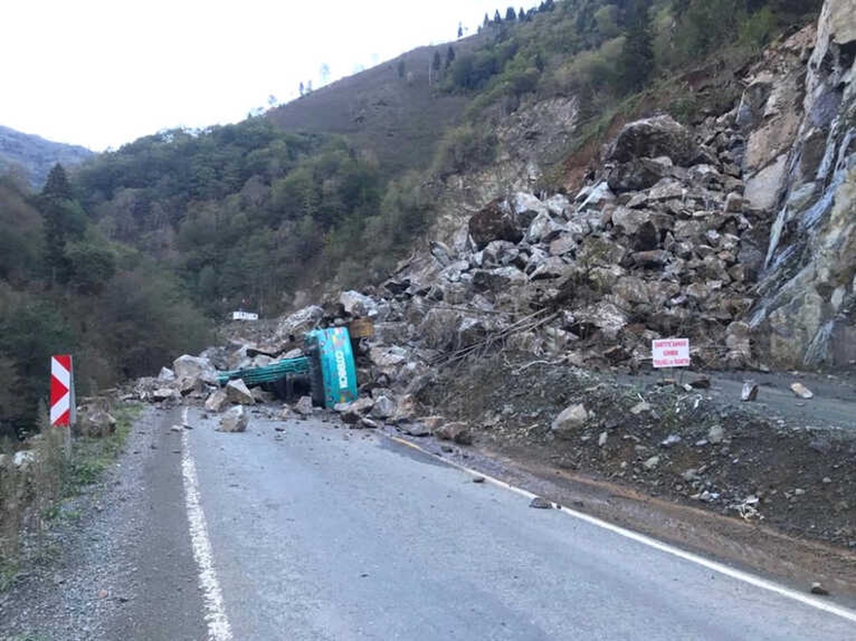 Giresun\'da Taş Ocağında Meydana Gelen Heyelan İş Makinesini Yuttu
