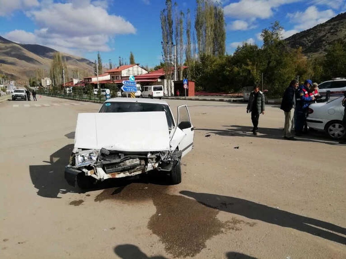 İspir\'de Trafik Kazası 2 Yaralı