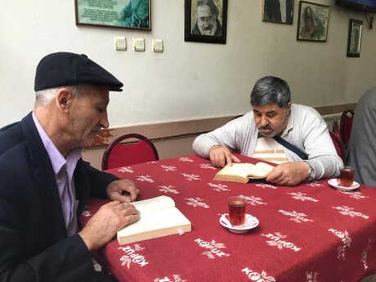 Kitap Okuyana Çay ve Kahve Bedava