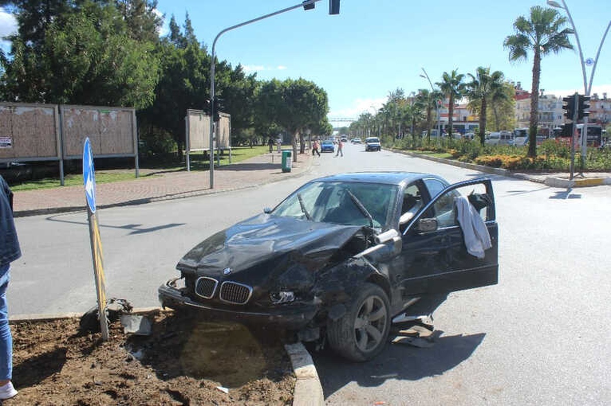Manavgat\'ta Trafik Kazası: 3 Yaralı