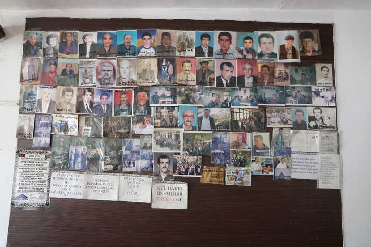 Ölen Köylülerin Fotoğraflarını Kahvehanede Sergiliyor