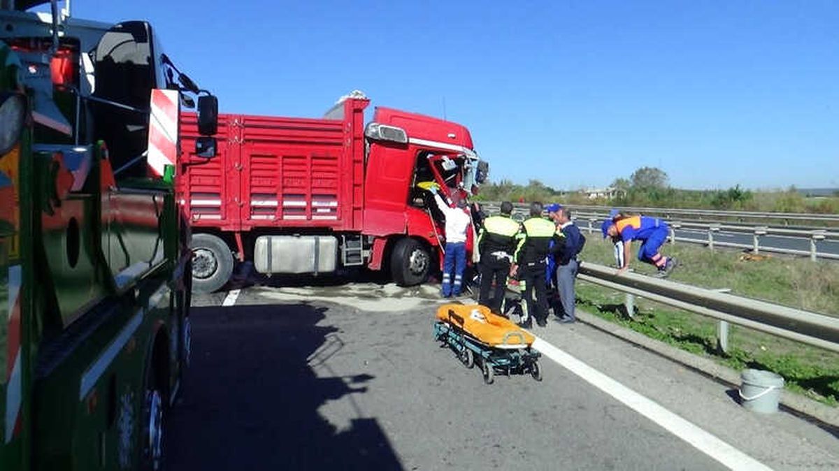 Tem\'de Tır Bariyerlere Çarptı