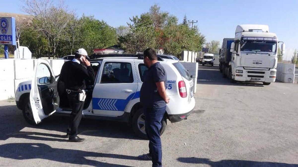 Plakaları Lastikle Kapatan Tır Sürücüleri Polisten Kaçamadı