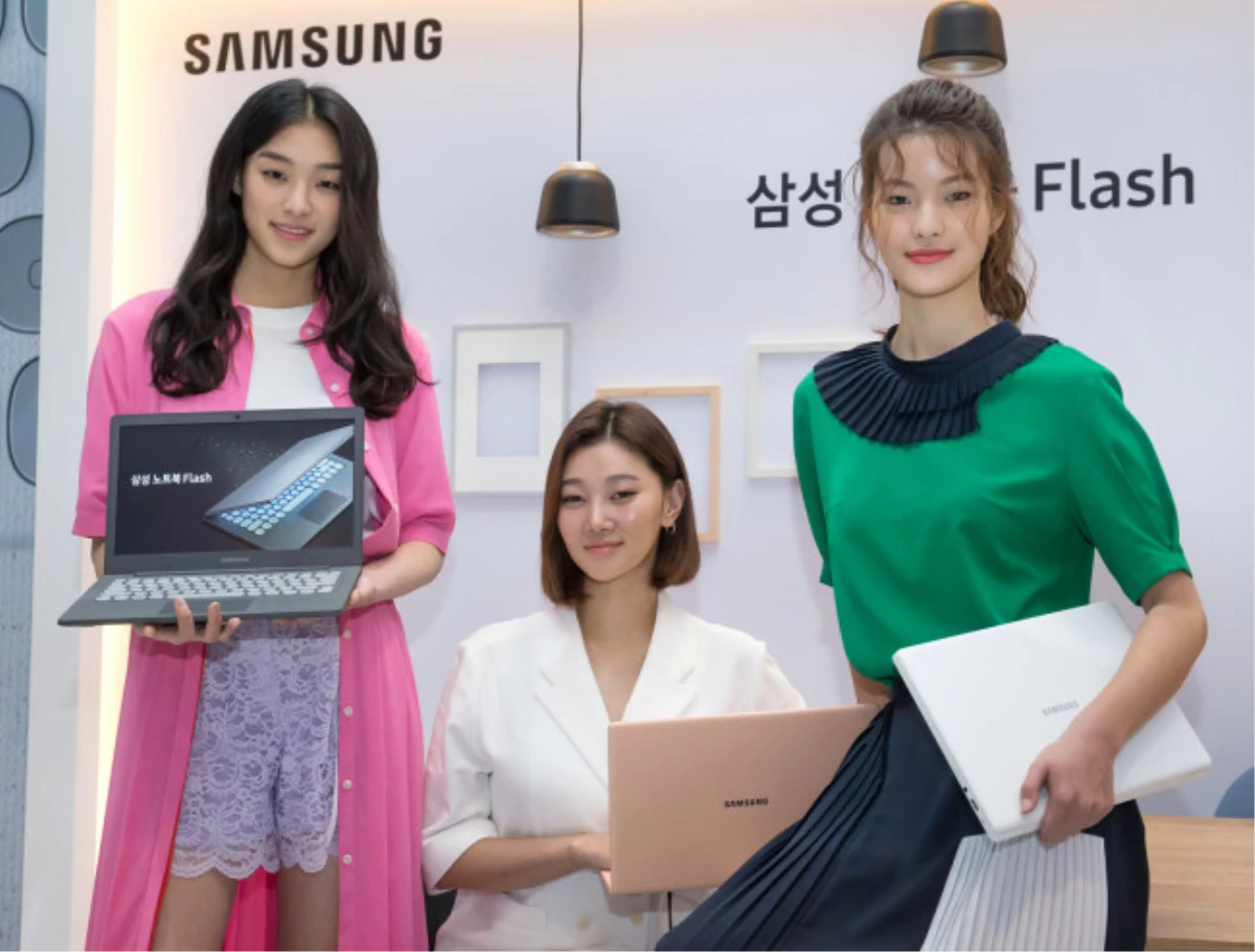 Samsung Katlanabilir Dizüstü Bilgisayar Ekranı Üzerinde Çalışıyor