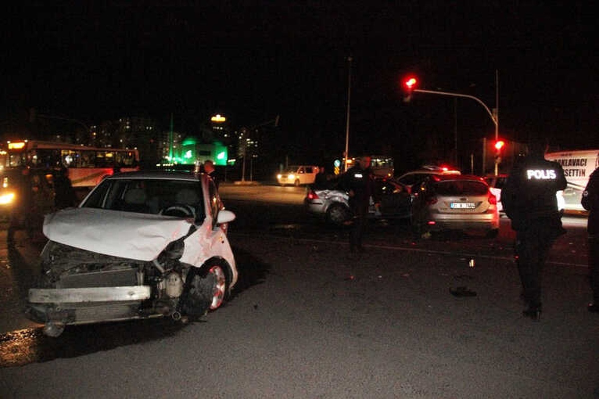 Şanlıurfa\'da Zincirleme Trafik Kazası: 3 Yaralı