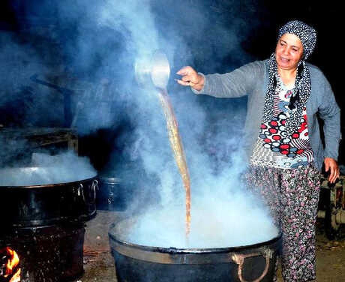 Sarıgöl\'de Sultaniye Üzümünden Pekmez Yapımına Başlandı