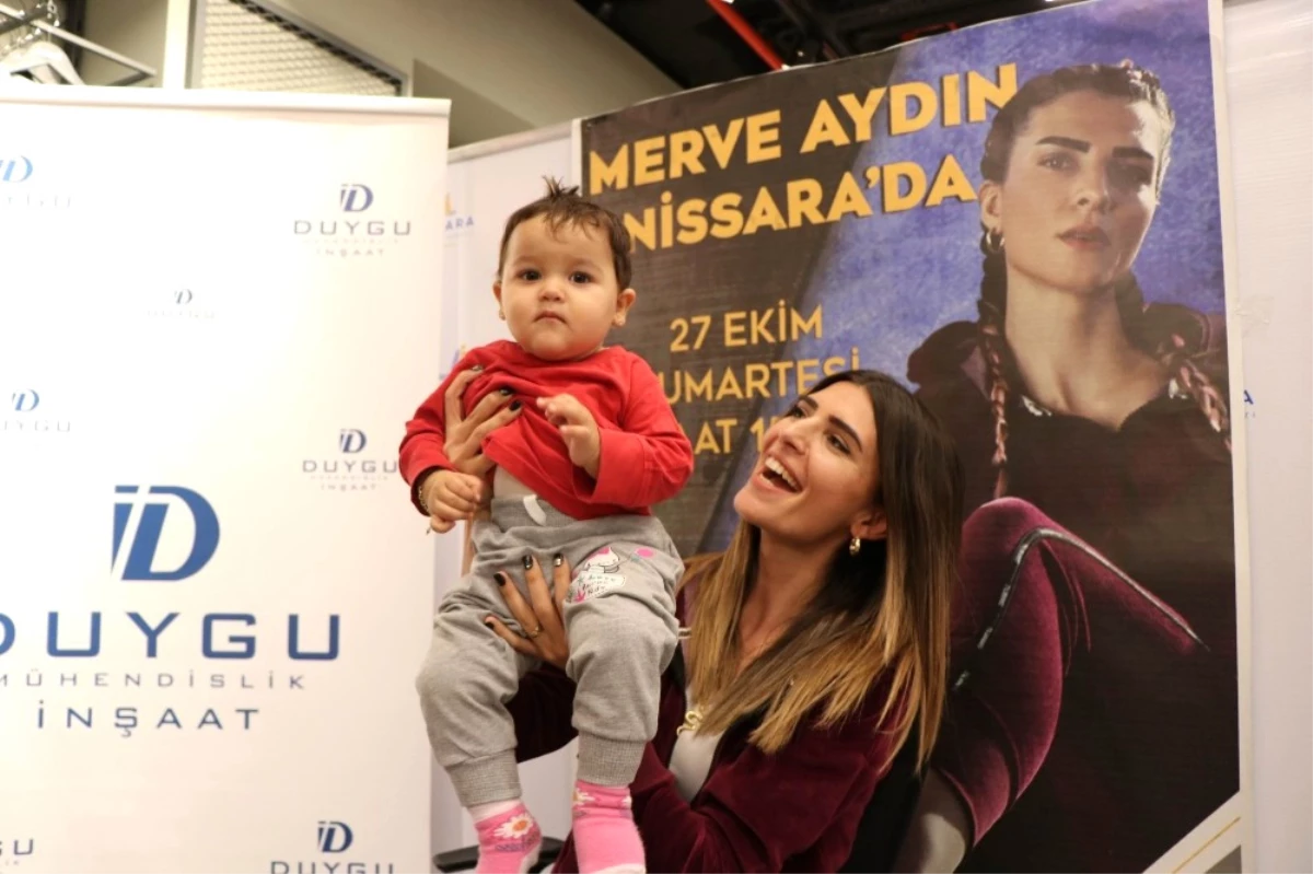 Survivor Merve Aydın, Nissara Avm\'de İmza Gününe Katıldı