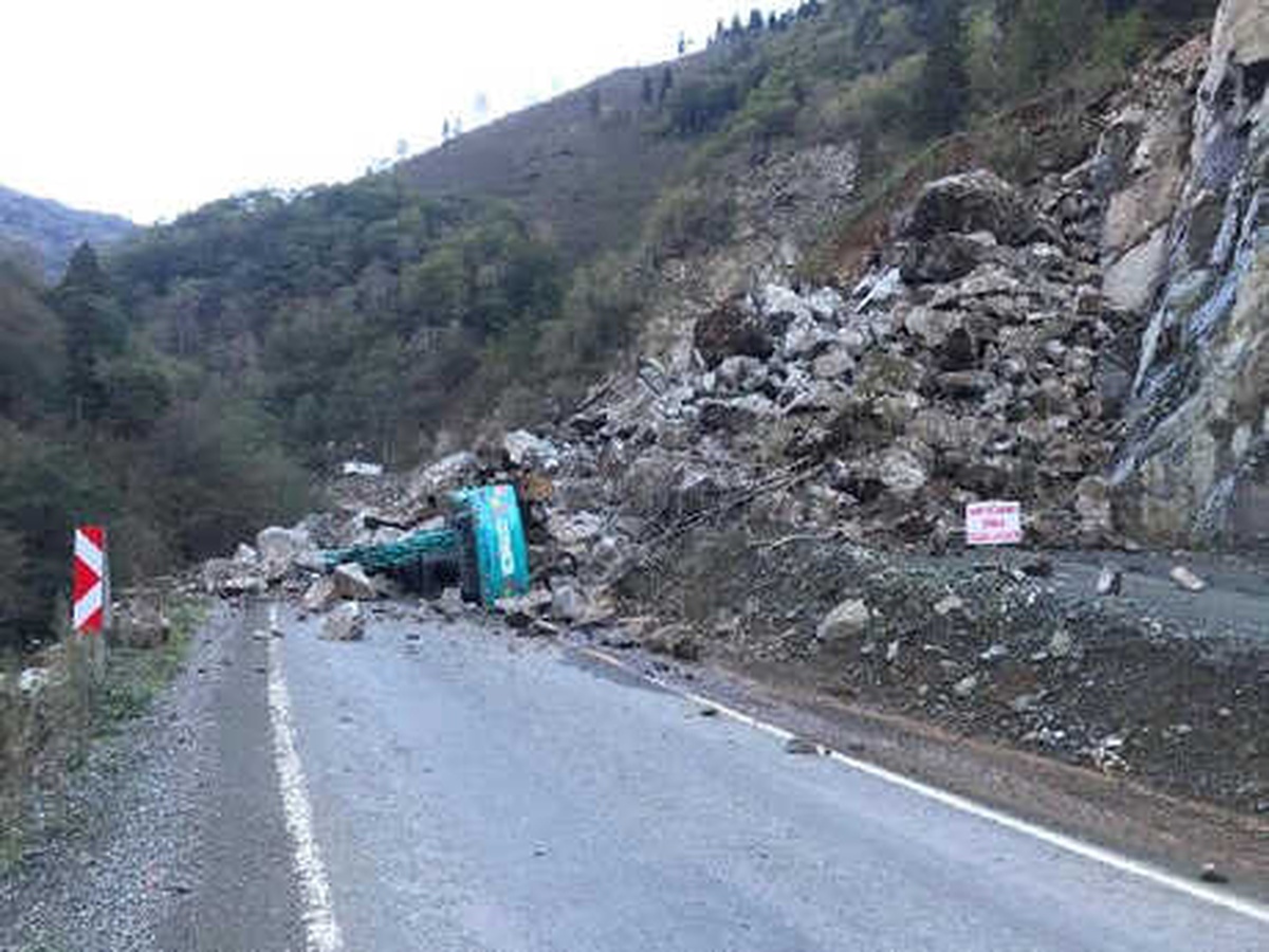 Taş Ocağında Heyelan; Yol Kapandı, İş Makinesi Kayaların Altında Kaldı