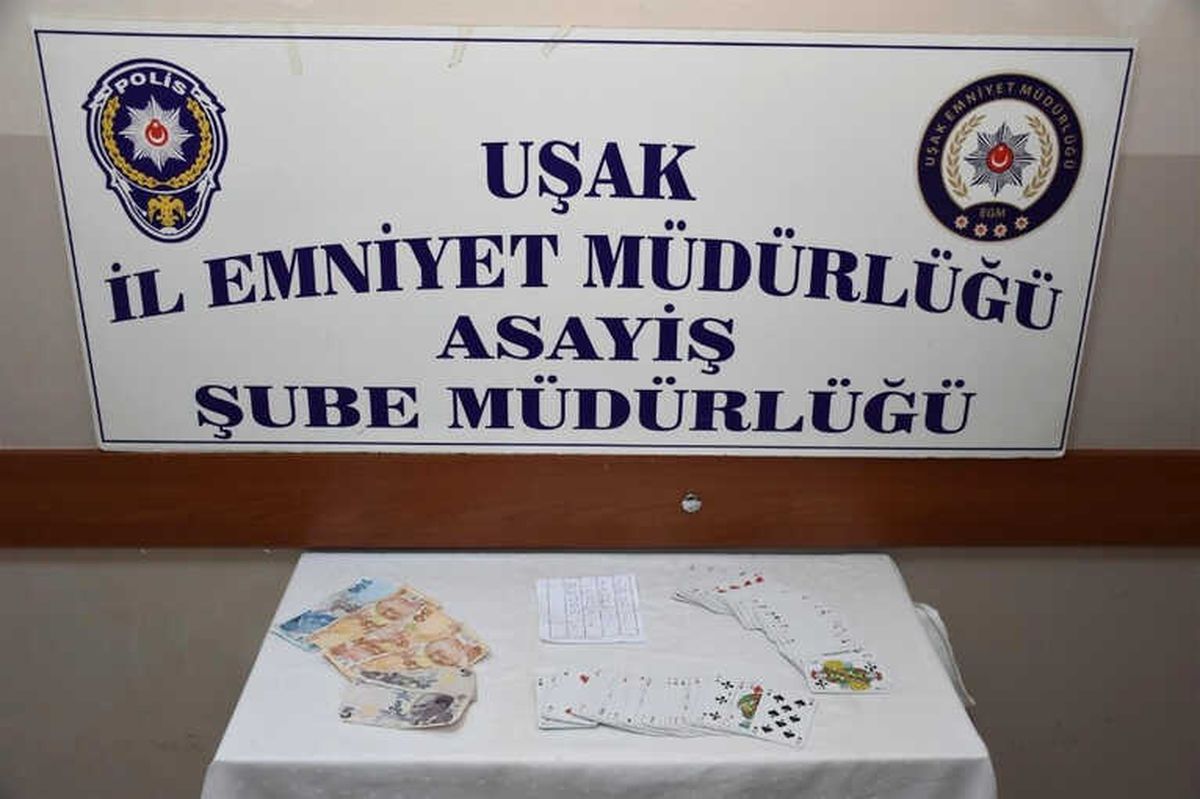 Uşak\'ta Kıraathanede Kumarcılara Baskın