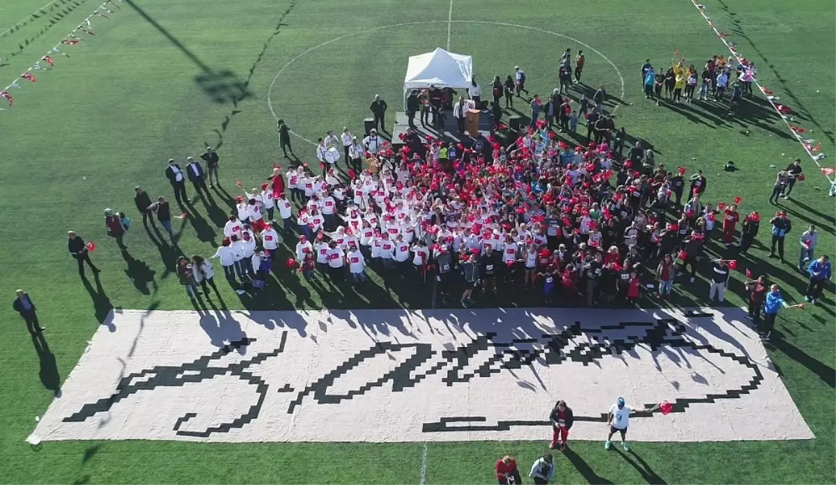 132 Kadın 4 Bin 356 Motiften Oluşan Dev Atatürk İmzası Ördü