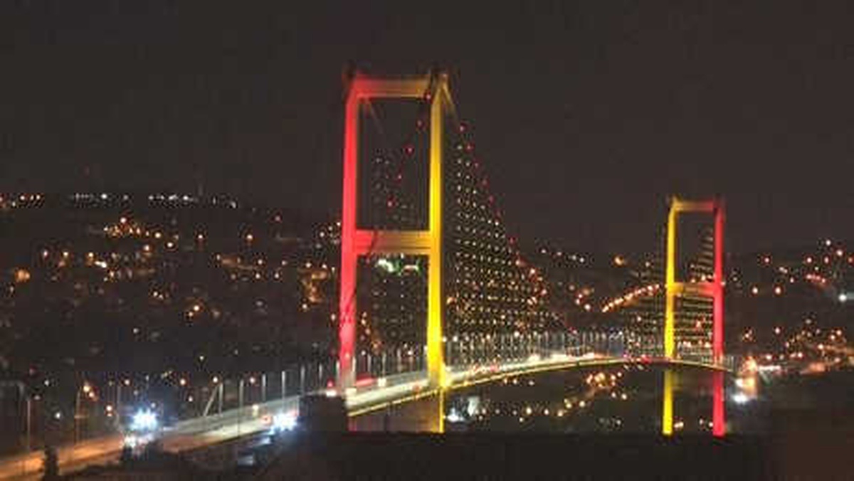 15 Temmuz Şehitler Köprüsü\'ne Dörtlü Zirve Ülkelerinin Renkleri Yansıtıldı