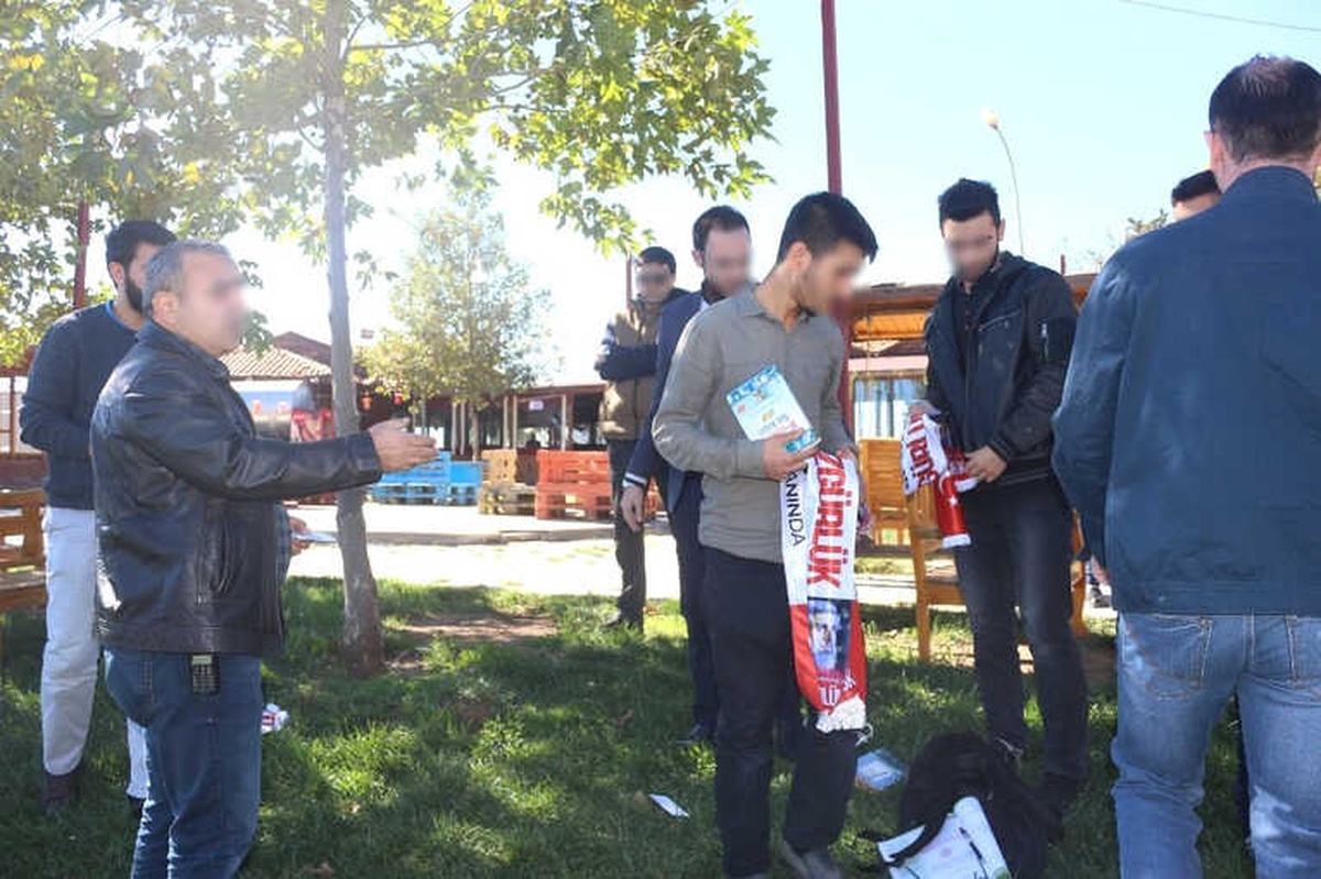 Alparslan Kuytul\' A Özgürlük" Yazılı Atkılarla Kitap Okuyan Grup İncelendi