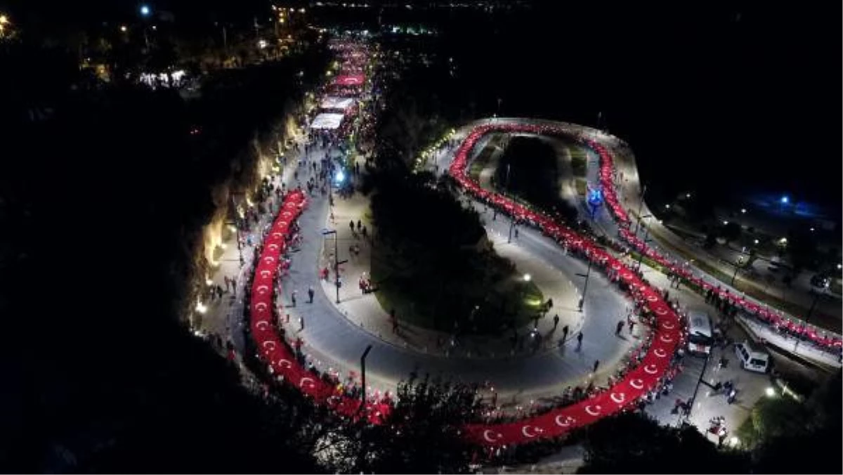 Antalya\'da Türk Bayraklı Meşaleli 29 Ekim Yürüyüşü
