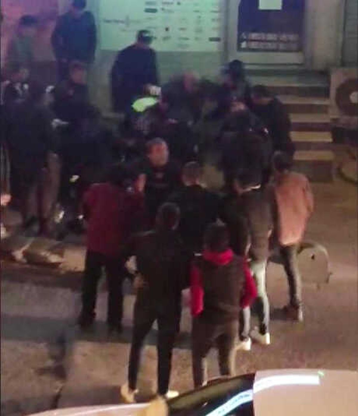 Arnavutköy\'de Asker Uğurlamasında Polisin Uyarılarını Dinlemeyen Gruba Müdahale