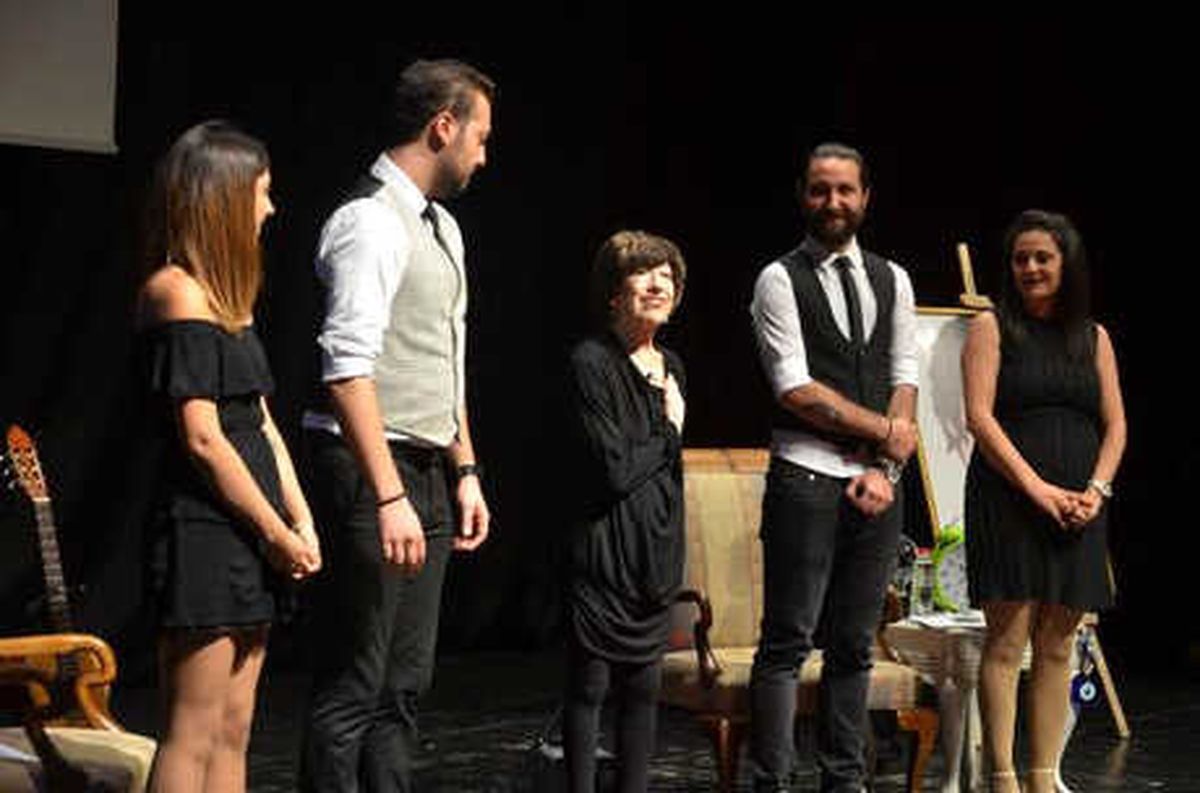 Ayşen Gruda: Cumhuriyet\'e Sımsıkı Yapışın