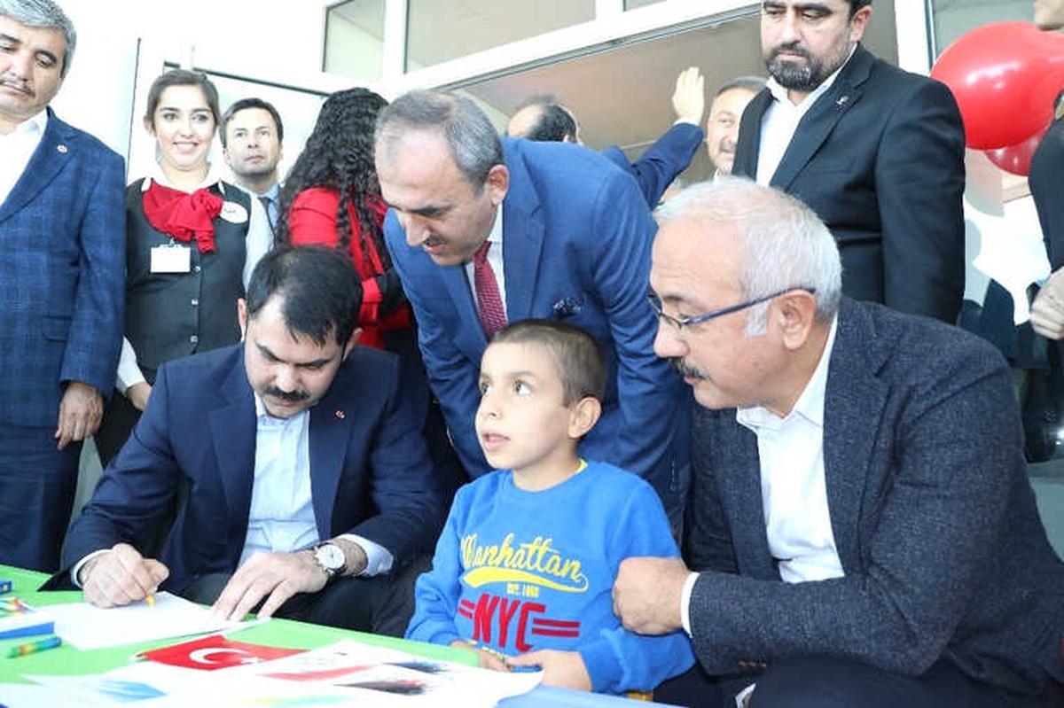 Bakan Kurum, Çocukları Sevindirmek İçin Resim Çizdi
