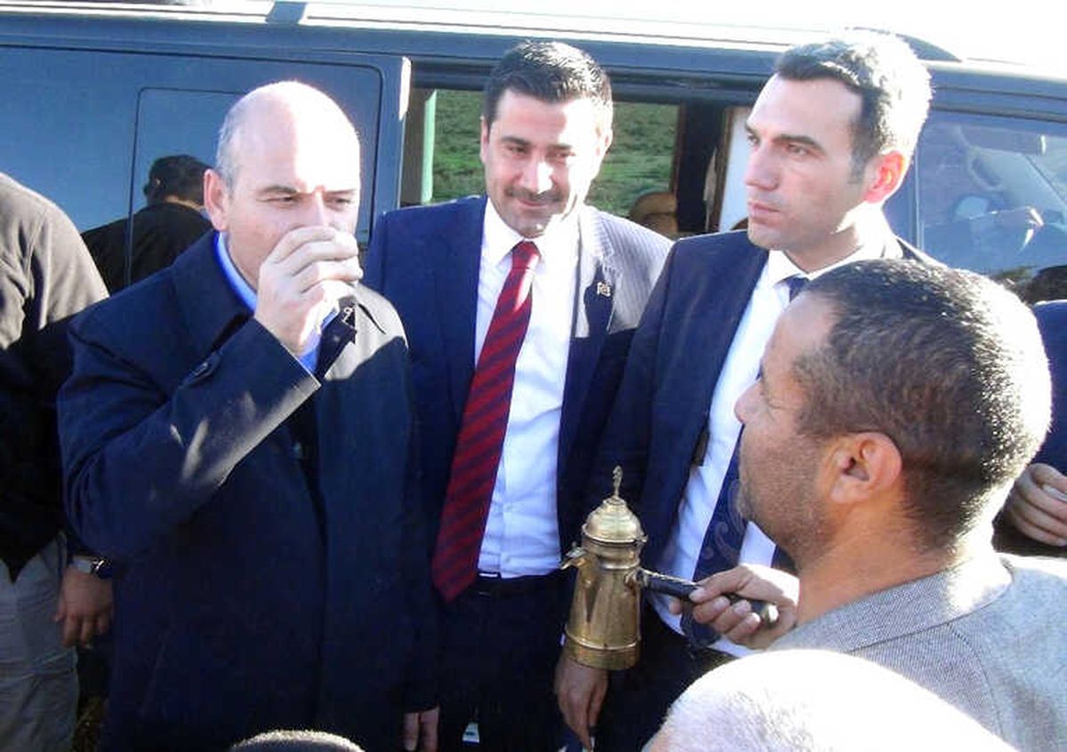 Bakan Soylu, Yolda El Sallayan Köylünün Mırra İkramını Geri Çevirmedi