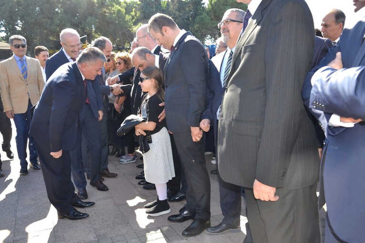 Balıkesir\'de Cumhuriyet Bayramı Çelenk Sunumu ile Başladı