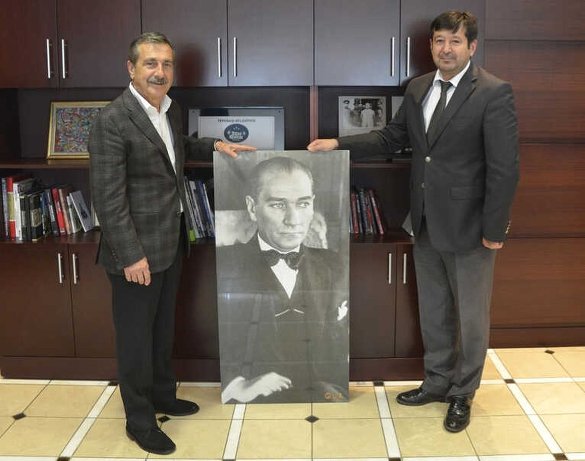 Başkan Ataç\'a Anlamlı Hediye