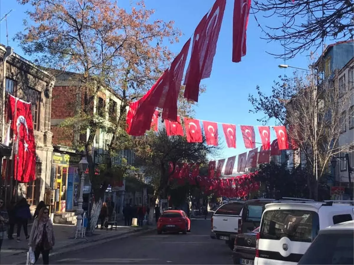 Belediye Caddeleri Bayrakla Donattı