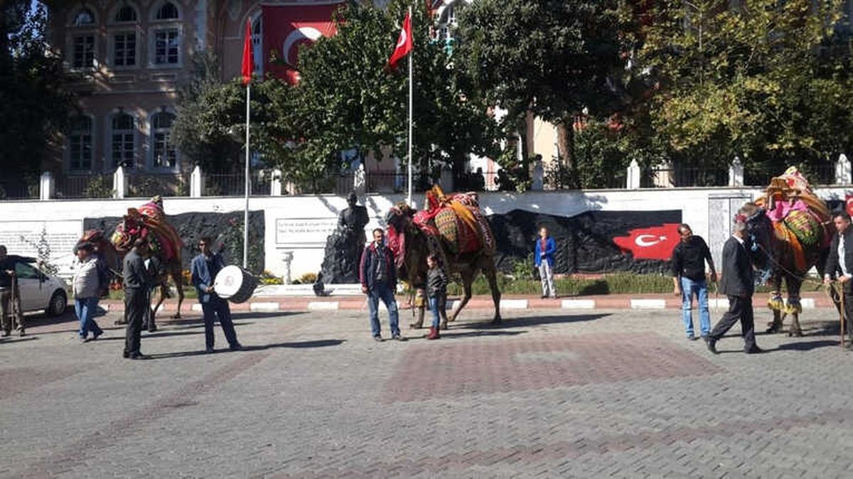 Buldan\'da Develer Dualarla Havut Kuşandı