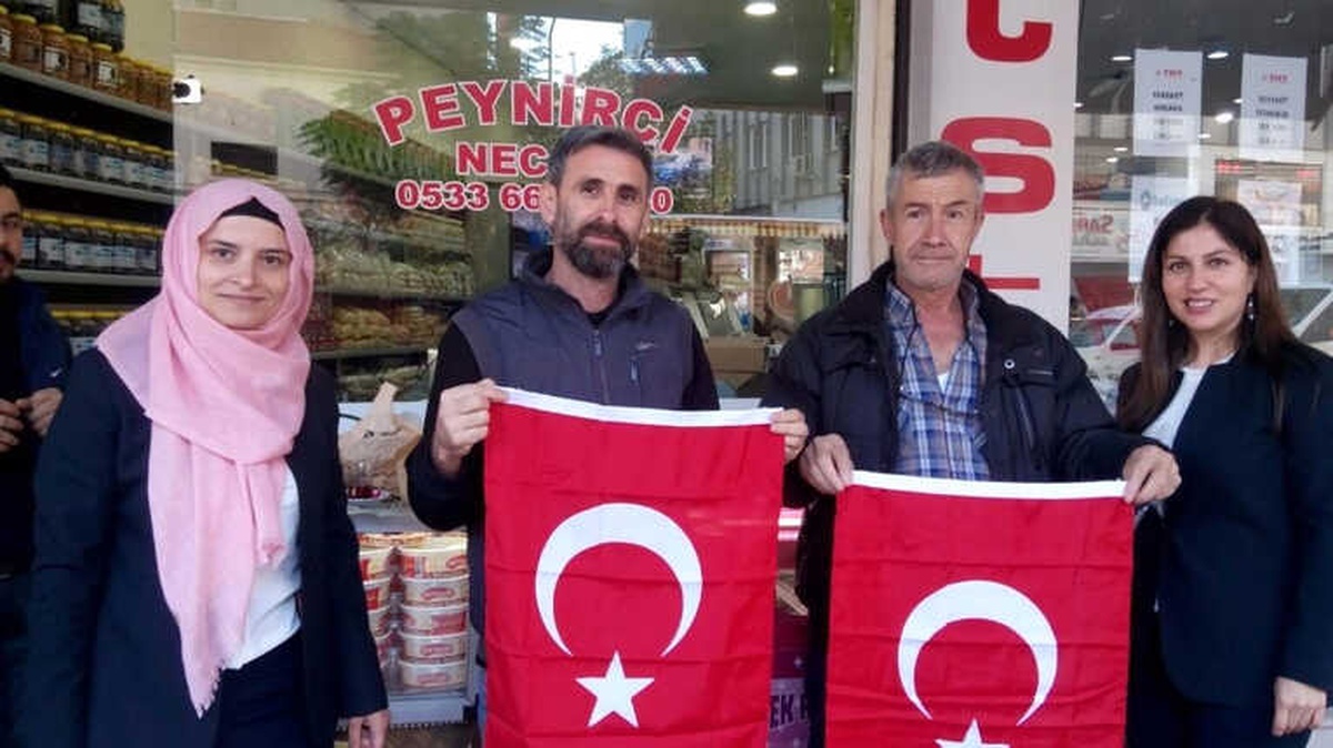 Büyükşehir\'den Balıkesir Esnafına 10 Bin Bayrak Dağıtıldı