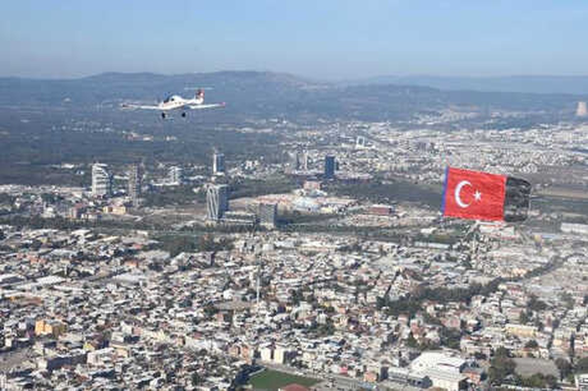 Cumhuriyet Bayramı Kutlaması İçin Türk Bayrağıyla Uçtular