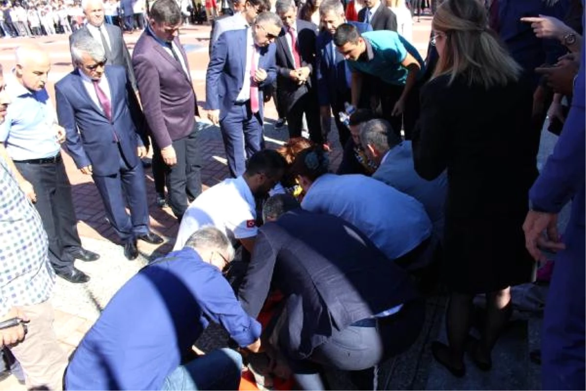 Cumhuriyet Bayramı Töreninde Bayılıp Düşen Öğrenci, Yaralandı