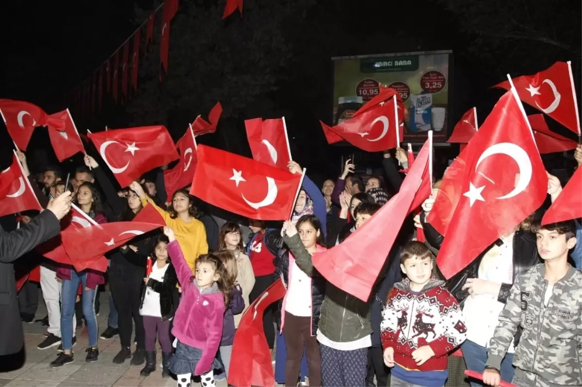 Cumhuriyet Coşkusu Fener Alayı ile Kutlandı