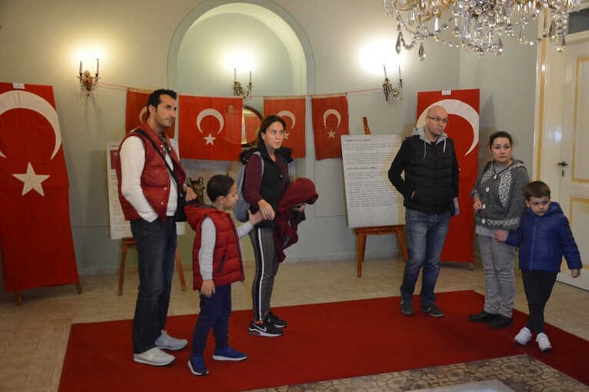 Cumhuriyet\'in İlk Bayrakları Hünkâr Köşkü Müzesi\'nde