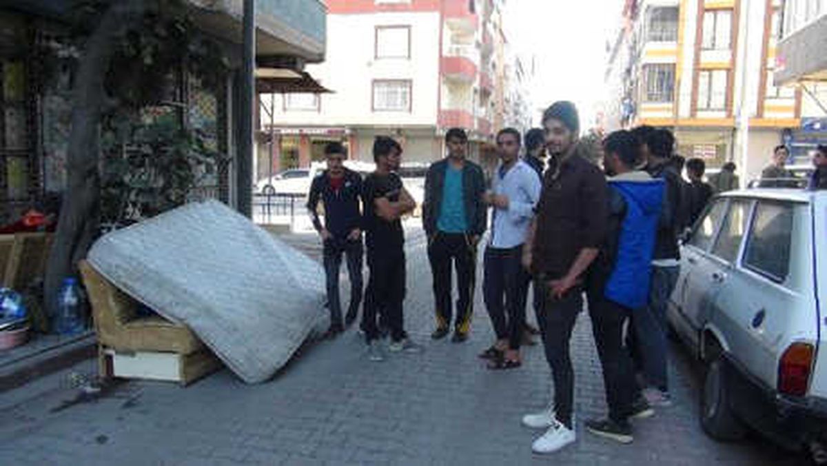 Evden Çıkarıldılar, Geceyi  Boş Arazide Geçirdiler