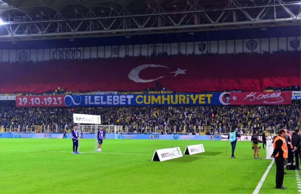 Fenerbahçeli Futbolcular Cumhuriyet Bayramı\'nı Kutladı