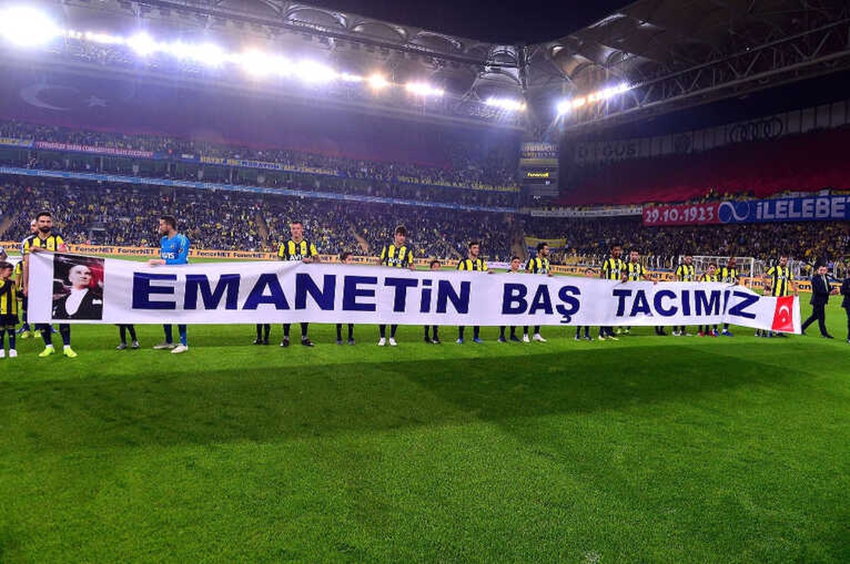 Fenerbahçeli Futbolcular Cumhuriyet Bayramı\'nı Kutladı