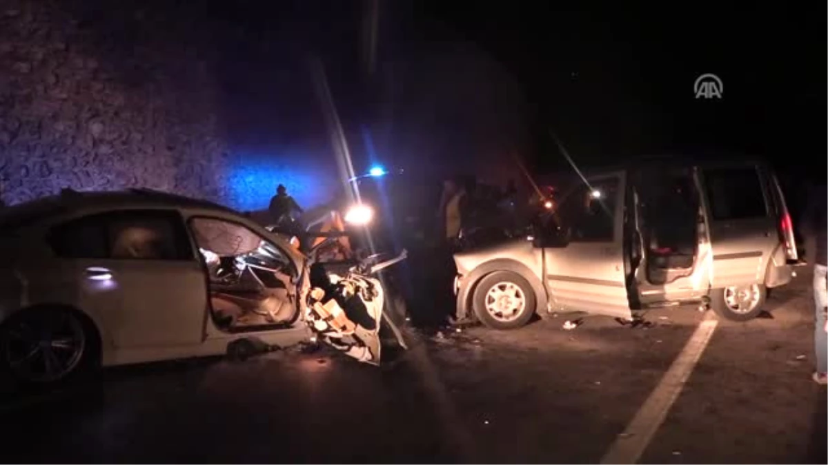 İki Otomobil Çarpıştı: 2 Ölü, 5 Yaralı