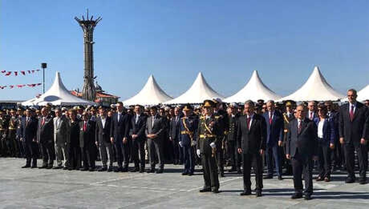 İzmir\'de Cumhuriyet Bayramı Kutlamaları Törenle Başladı