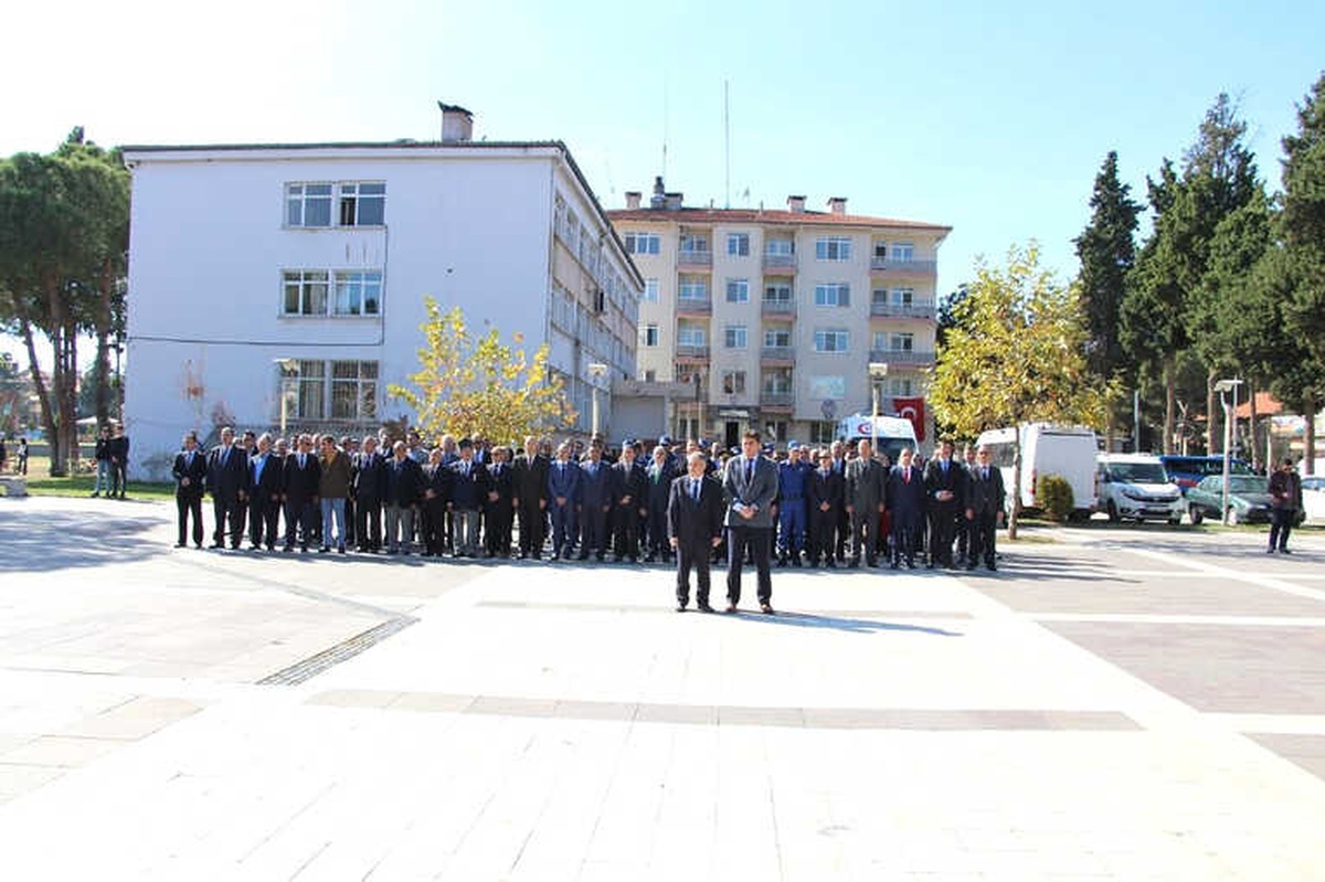 Kula\'da Cumhuriyet Bayramı Kutlamaları Çelenk Sunumu ile Başladı