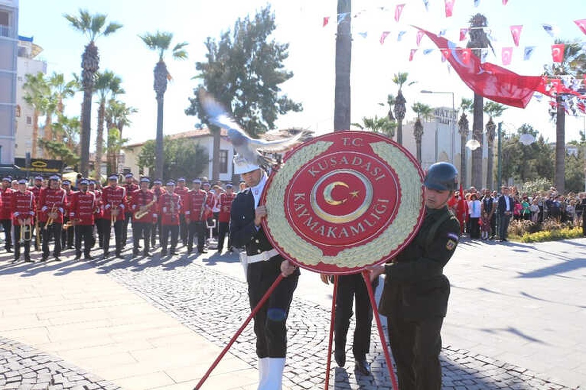 Kuşadası\'nda Cumhuriyet Bayramı Kutlamaları Çelenk Koyma Töreni ile Başladı