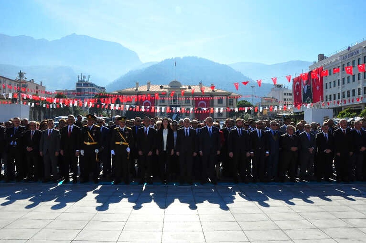 Manisa\'da Cumhuriyet Bayramı Çelenk Sunma Töreni Yapıldı