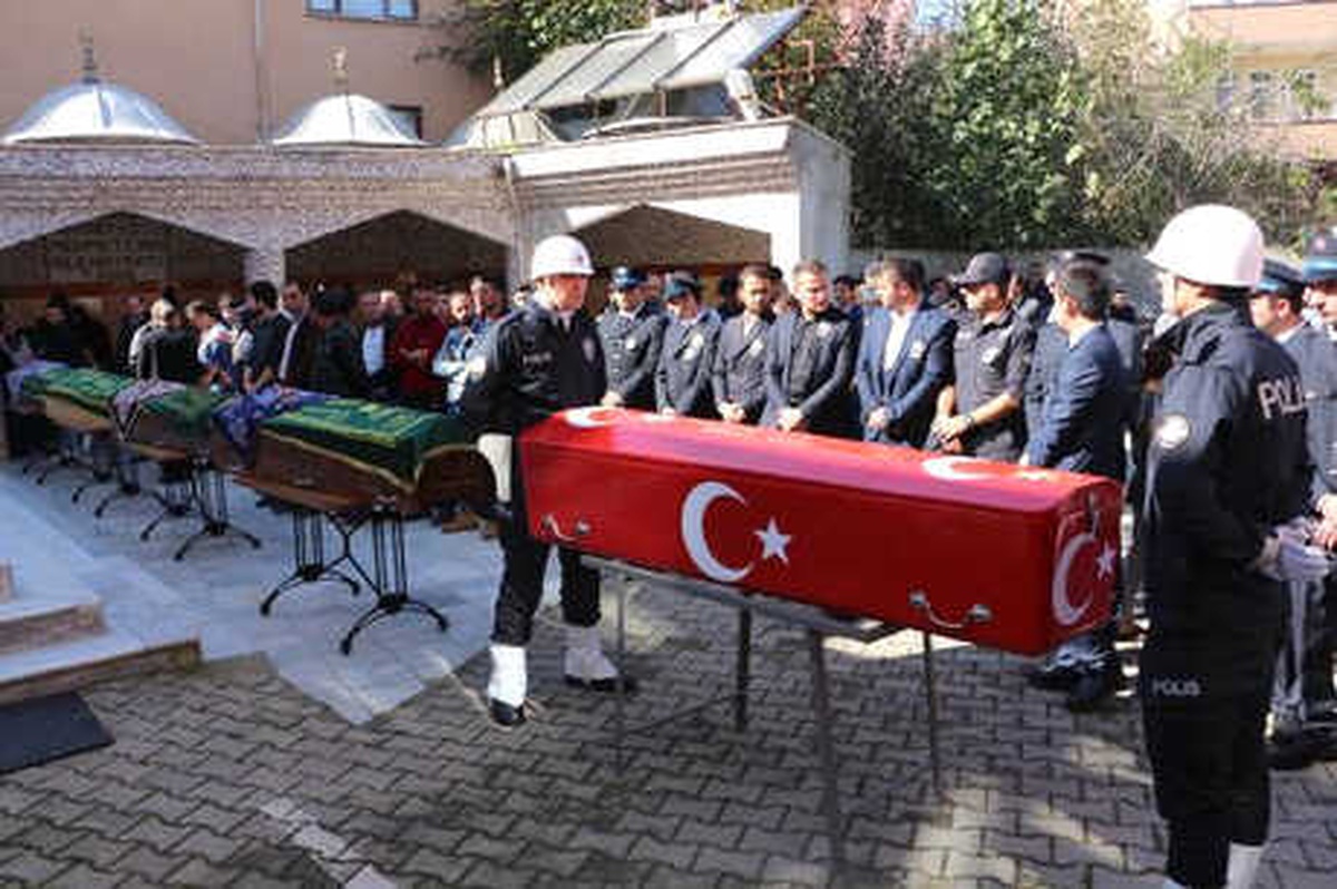 Ölüm Yolundaki Kazada Hayatını Kaybedenlerden 3\'ü Toprağa Verildi