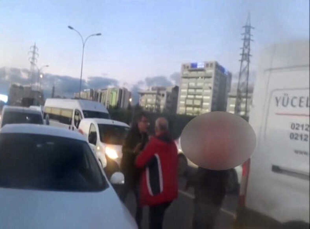 İstanbul\'da Trafikte Tekme, Yumruk ve Bıçaklı Kavga