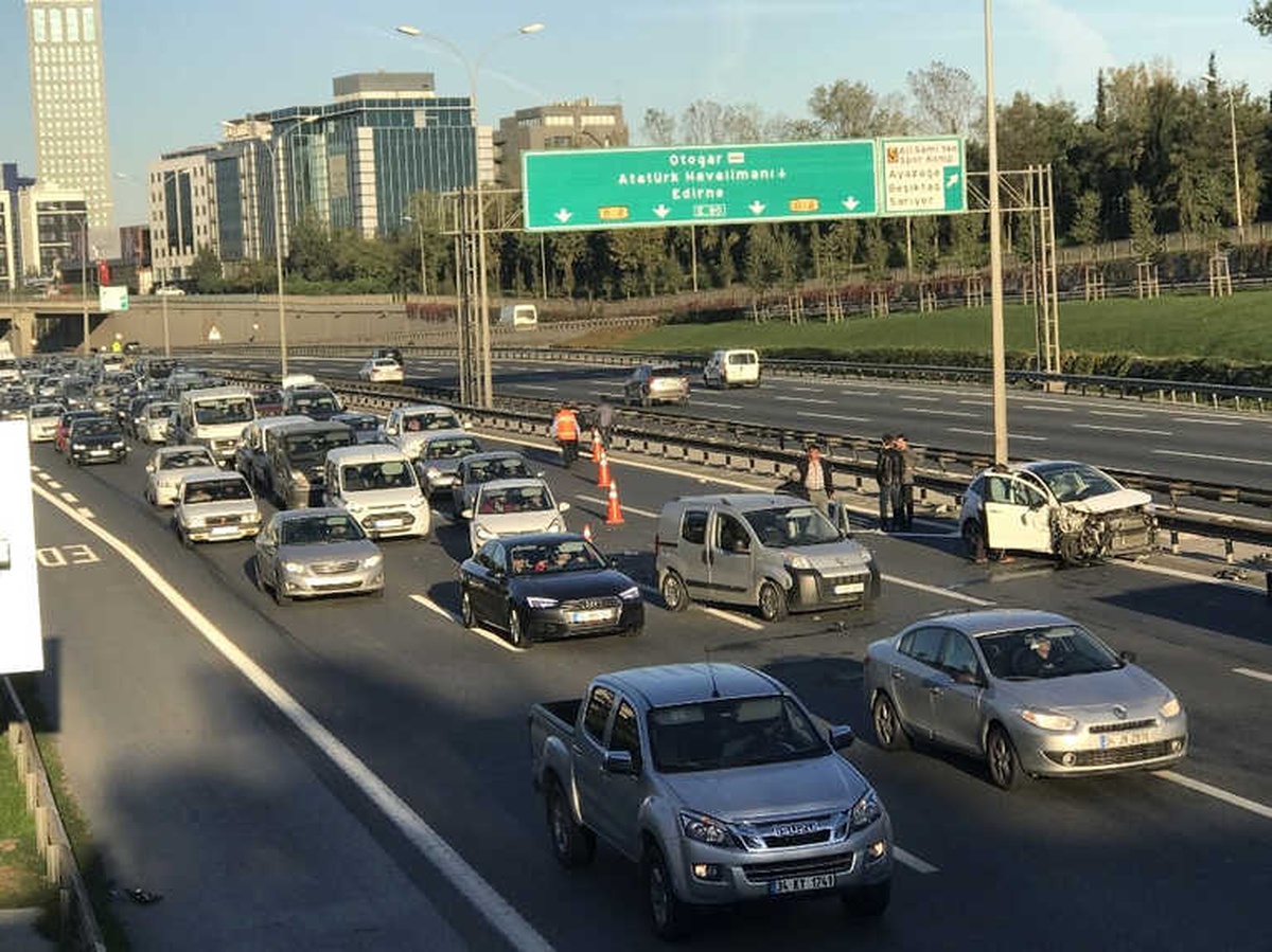 Tem Otoyolundaki Kaza Trafiği Felç Etti