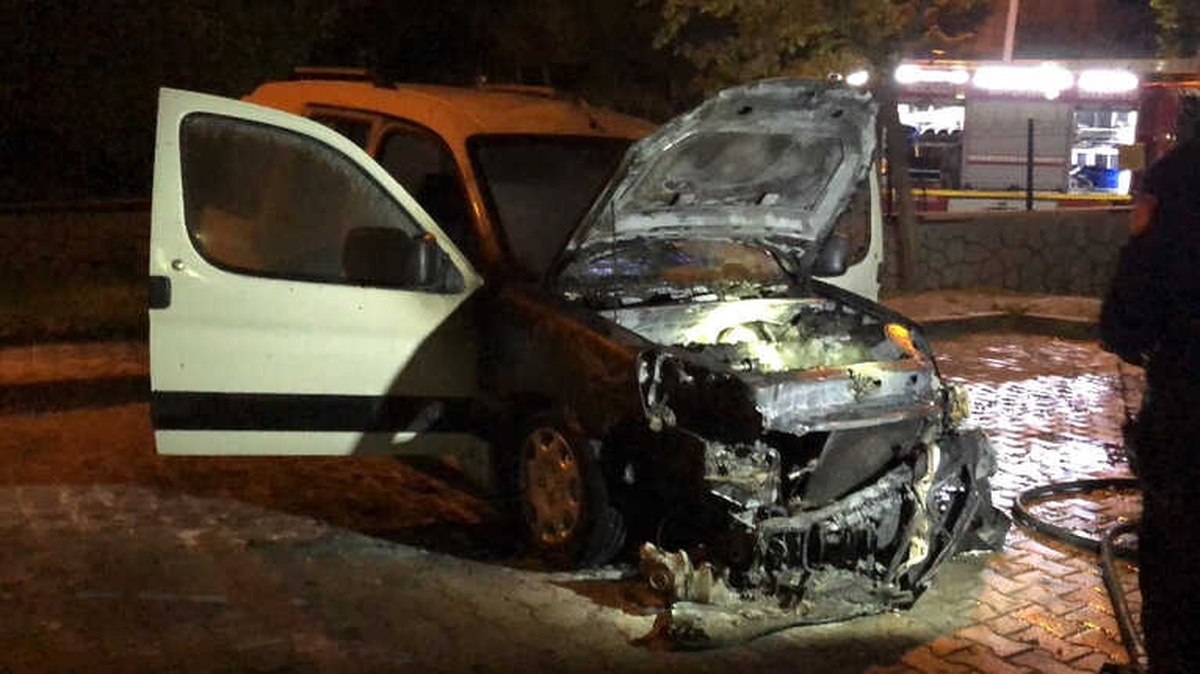 Park Halindeyken Alevlerin Sardığı Hafif Ticari Araç Kullanılamaz Hale Geldi