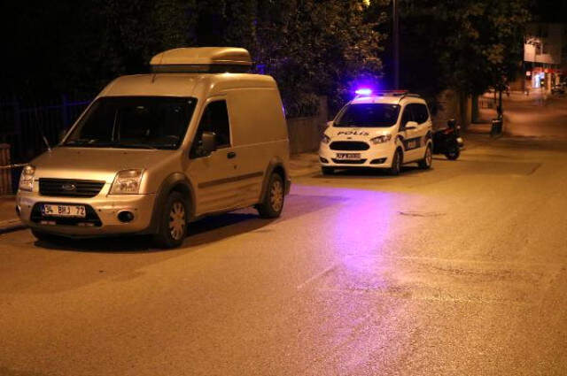 Saldırganın 1 Kişiyi Yaraladıktan Sonra Çalışanları Rehin Aldığı Anlar Kamerada