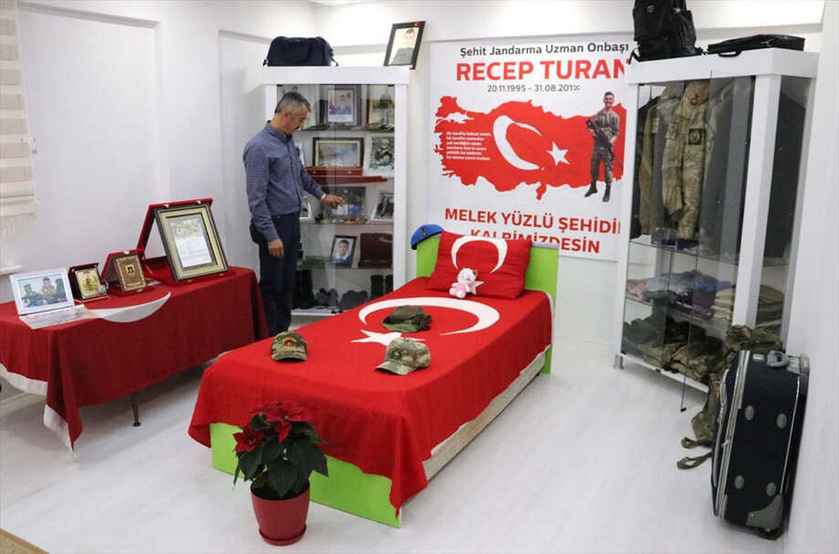 Şehit Evlatlarının Hatıralarını Özel Odada Saklıyorlar